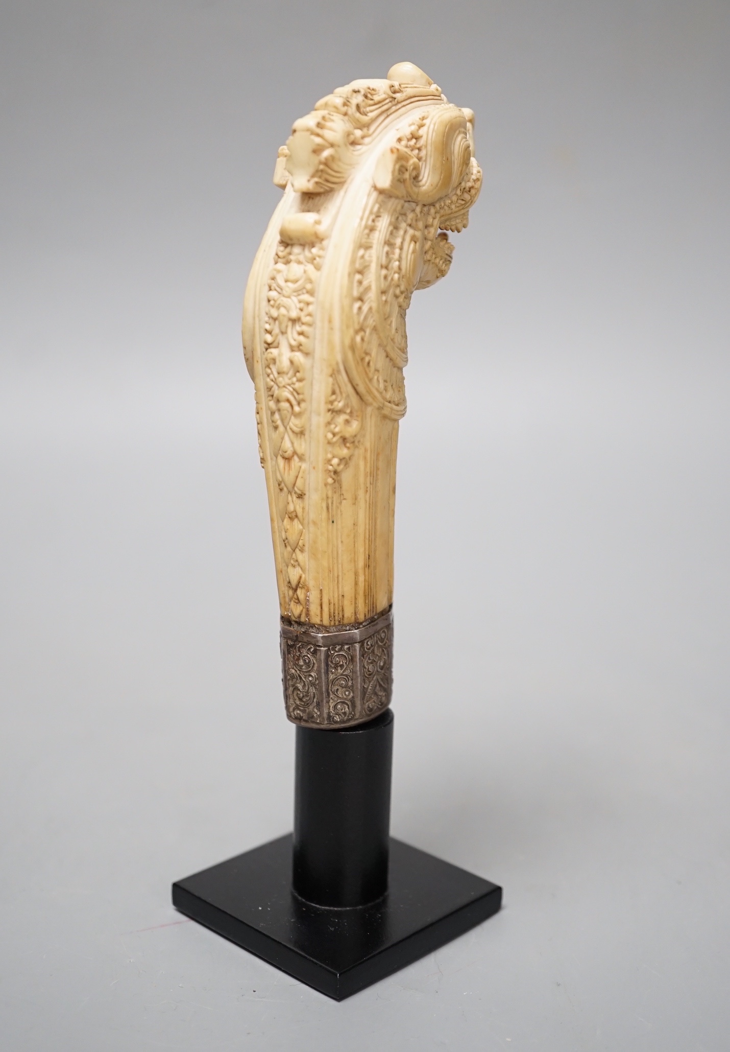 A dagger hilt carved in ivory from Sri Lanka, 17th / 18th century and it is 13cm high.